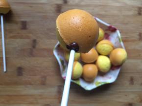 插入蛋糕中，放在一旁待巧克力变硬后再做其它操作