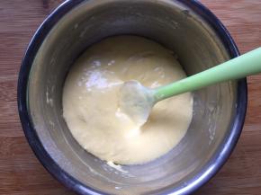 然后再倒回蛋糕糊中，翻拌均匀