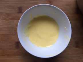 先将蛋糕糊放一点在黄油里混合均匀