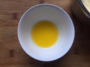 黄油提前隔热水融化