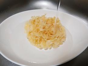  加适量的清水泡发一夜、只要一小朵就能煮出一锅软糯粘稠的银耳羹。