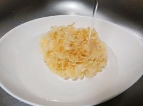  加适量的清水泡发一夜、只要一小朵就能煮出一锅软糯粘稠的银耳羹。