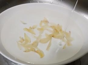 百合提前泡2小时即可。