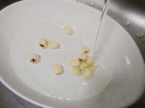 莲子也需提前浸泡2小时。