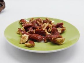 红枣掰成小块备用。