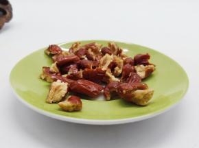 红枣掰成小块备用。