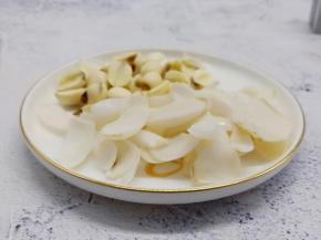 泡发好的百合与莲子重新清洗一下。