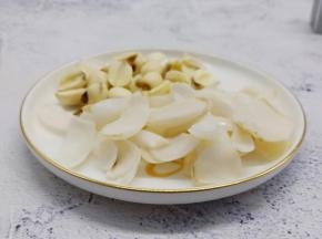 泡发好的百合与莲子重新清洗一下。