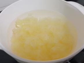 炖锅加适量的清水、加入泡发好的白木耳、一次性加满清水。开大火烧开，中小火慢慢炖。