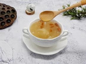 既能润燥又能养颜！甜丝丝暖烘烘的！是秋冬糖水的不二之选！