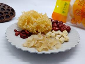 干百合、莲子、红枣、银耳、枸杞、甘汁园黄冰糖。