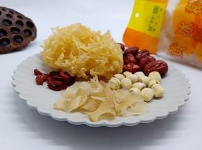 干百合、莲子、红枣、银耳、枸杞、甘汁园黄冰糖。