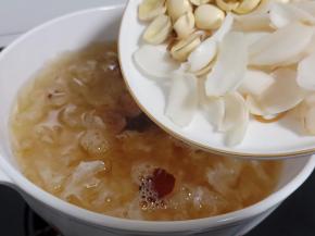 炖至银耳胶质出来，加莲子百合继续炖45分钟。