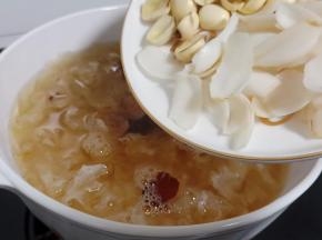 炖至银耳胶质出来，加莲子百合继续炖45分钟。