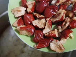 最后20分钟加红枣再一起炖。