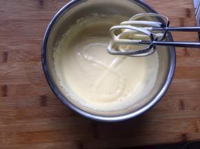 用电动打蛋器打发至拉起打蛋头，画8字5秒内不消失状态