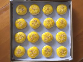 撒上白芝麻，放入预热好的烤箱200度，25分钟，上下火，中层