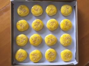 撒上白芝麻，放入预热好的烤箱200度，25分钟，上下火，中层