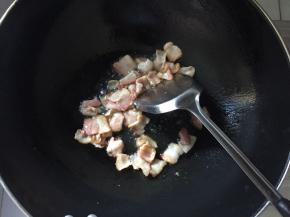 培根在锅里煎熟
