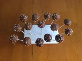 插在泡沫垫上，待巧克力变硬后，装袋即可