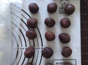 豆沙提前搓好，20克一个