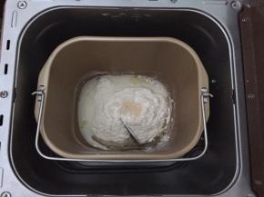 先将饼皮全部材料放入面包机中，和面10分钟，成团即可