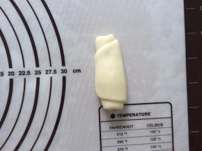 松弛好以后拿出向下轻轻按扁一点