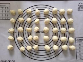 将油酥和油皮分成均等的20份
