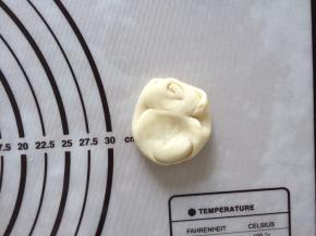 两头向中间压，擀成薄片