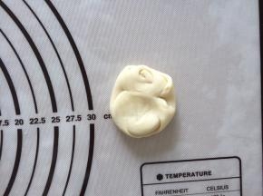 两头向中间压，擀成薄片