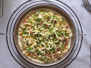 再撒一层马苏里拉芝士，多少随意，放入预热好的烤箱200度，中层，15分钟，上下火