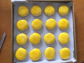 用锋利的刀片在老婆饼中间划上三刀，不要划太深，容易爆口，