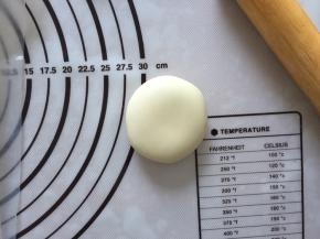 封口朝下，用手掌轻轻向下压扁