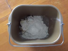 将油皮全部材料放入面包机中揉，揉出膜就可以了，油酥手揉成团