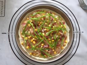 将培根，土豆，青椒，玉米放入