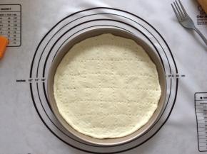 排气，盖上保鲜膜，松弛10分钟，用擀面棒擀成圆片，放入9寸披萨模具中，用叉子在面团上叉上小洞，这样避免披萨在烤的过程中膨胀