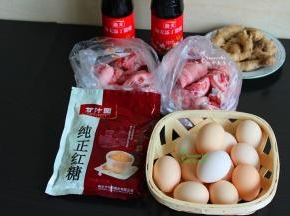 食材：姜：600克，前腿猪脚2只，约4.5斤；鸡蛋12个；添丁甜醋2瓶，每瓶450ml；红糖80克。
