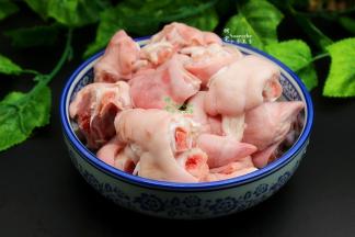 猪脚买的时候让卖猪脚的人斩好，把猪毛弄得干净些，回家就方便多了。直接洗净