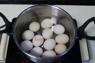 鸡蛋洗净，放入煮锅，倒入适量的冷水，中小火煮沸，关火，焖3分钟，捞出，用冷水浸泡。拿在手上不不烫手，去壳，