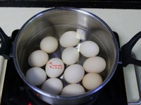 鸡蛋洗净，放入煮锅，倒入适量的冷水，中小火煮沸，关火，焖3分钟，捞出，用冷水浸泡。拿在手上不不烫手，去壳，