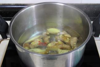 生姜洗净，沥干水，切厚片。清水煮沸，放入生姜焯水，立刻捞出。