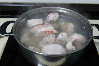 用煮沸倒入适量的冷水，放入猪脚，煮沸，把锅里的浮漂物捞出，继续煮，让猪脚的血腥水全部煮出来，捞出沥干水。