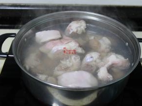 用煮沸倒入适量的冷水，放入猪脚，煮沸，把锅里的浮漂物捞出，继续煮，让猪脚的血腥水全部煮出来，捞出沥干水。