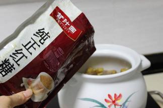 把煮好的猪脚、生姜、红糖，放入大的瓦罐，倒入添丁糖醋，醋要浸没固体，瓦罐不要放太满，留空间放鸡蛋。