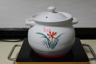 盖上盖子，大火煮沸，改为小火炖15分钟，瓦罐上热慢，但是瓦罐散热也慢，罐火之后能继续炖烂猪脚。