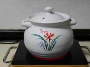 盖上盖子，大火煮沸，改为小火炖15分钟，瓦罐上热慢，但是瓦罐散热也慢，罐火之后能继续炖烂猪脚。
