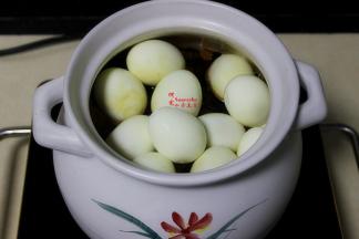 把去壳好的鸡蛋放入瓦罐里，这是刚刚放入鸡蛋，有点满，可以用干净无油无水的筷子满满调整鸡蛋，让液体浸没，盖上盖子继续熬煮6分钟。