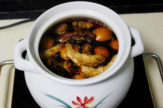 熄火，不要开盖，继续焖30分钟，然后揭开盖子，让水蒸气散发，不要让水蒸气回流到瓦罐里，有水蒸气回流容易坏。