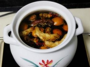熄火，不要开盖，继续焖30分钟，然后揭开盖子，让水蒸气散发，不要让水蒸气回流到瓦罐里，有水蒸气回流容易坏。
