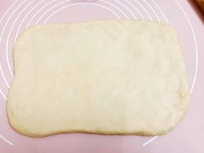 擀成跟模具差不多长短的长方形面片